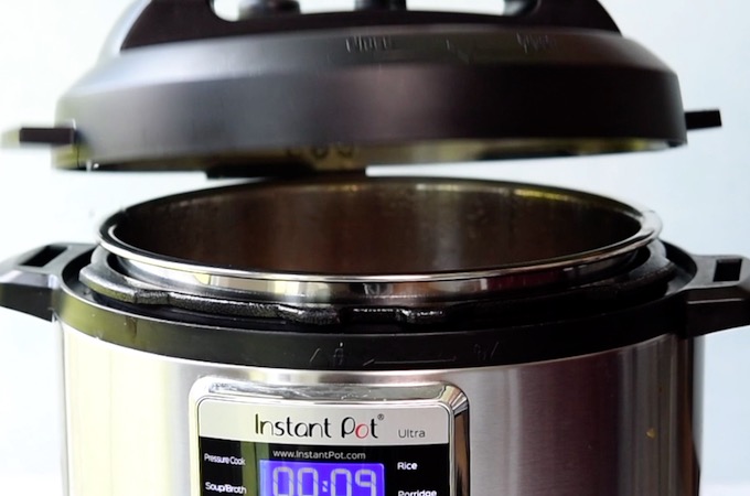 Closing the Instant Pot lid 