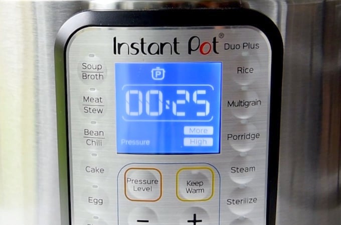 An instant pot with 25 minutes set on the timer.