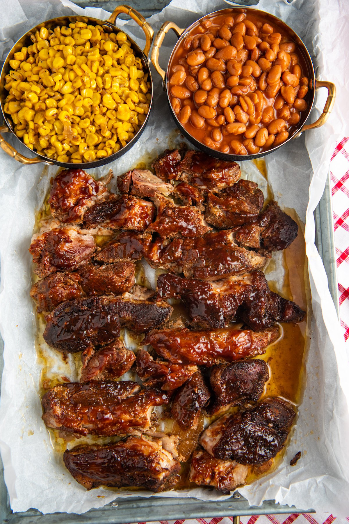 tray of ribs with corn and beans