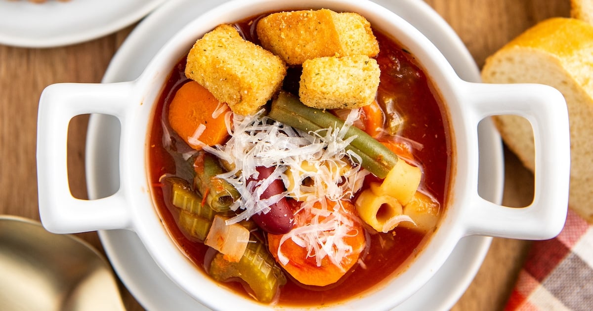 Easy Crockpot Minestrone Soup Recipe | Easy Dinner Ideas