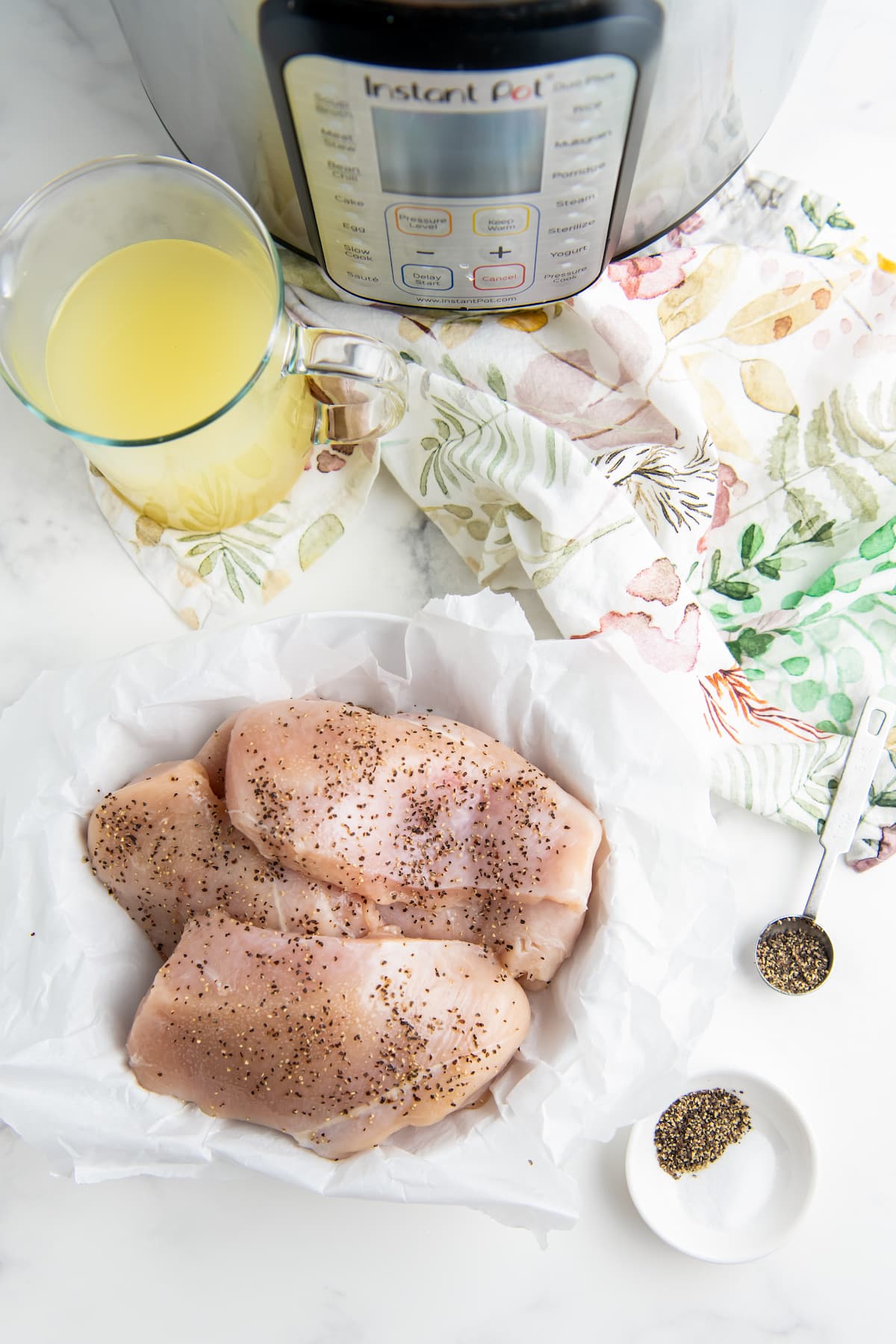 ingredients to make instant pot shredded chicken like chicken breasts, broth, and seasonings