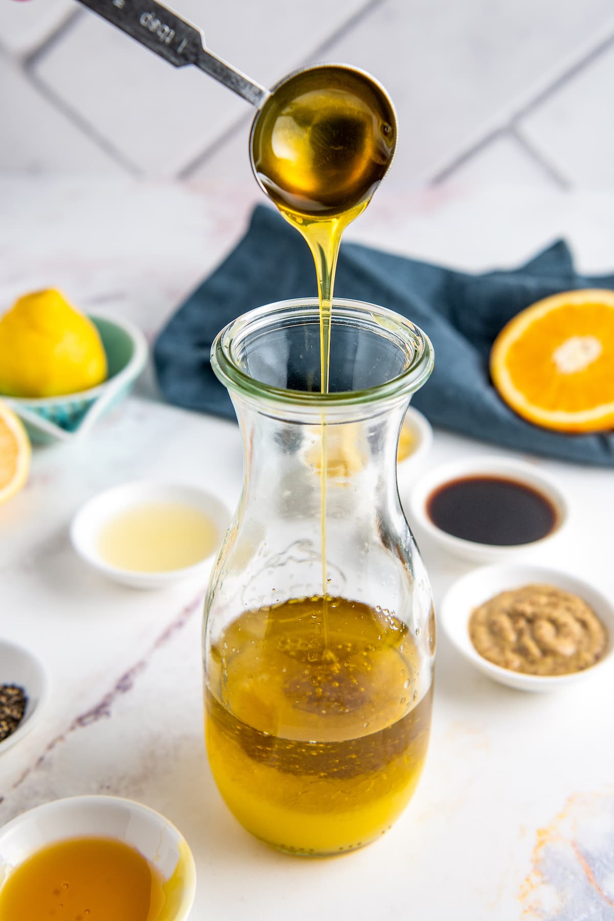 pouring oil into a salad dressing karaf