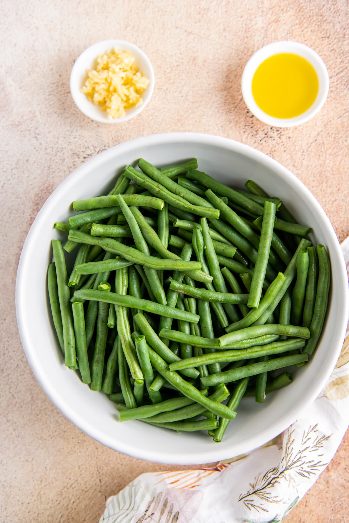 a bowl of green beans