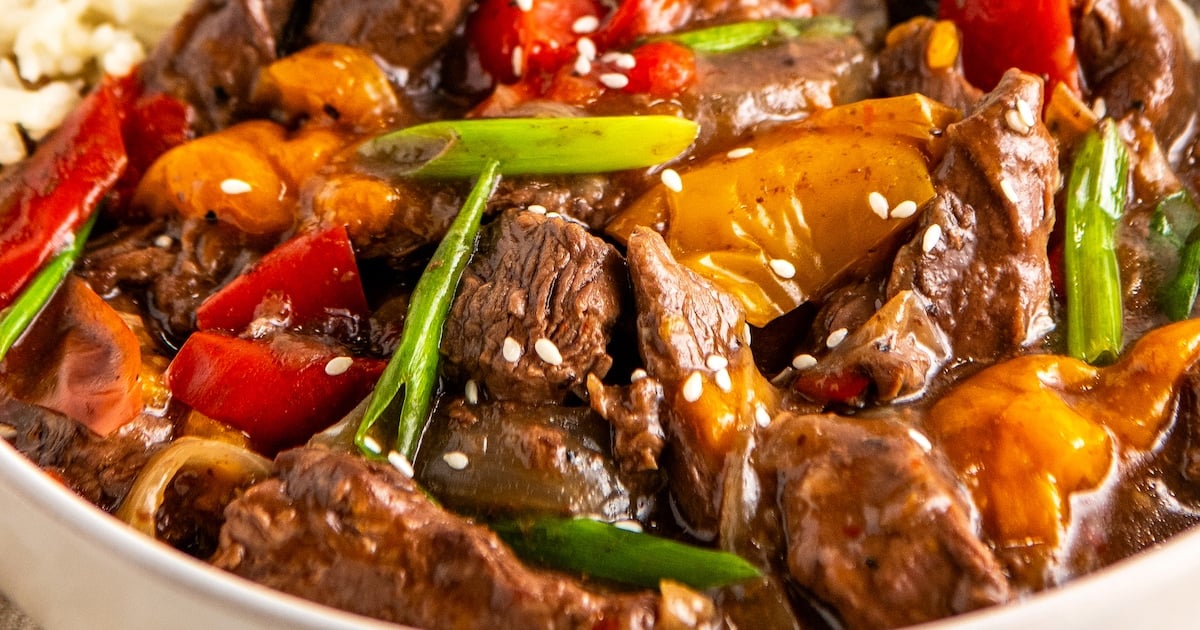 Close up of a bowl of finished pepper steak.